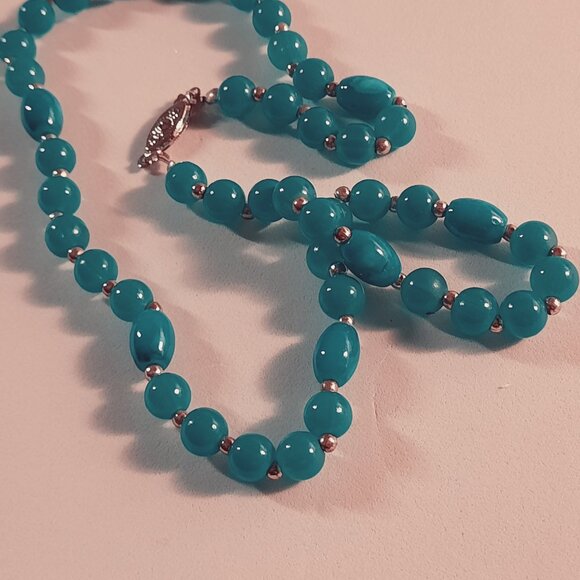 Elegant Turquoise Beaded Necklace - Picture 2 of 2